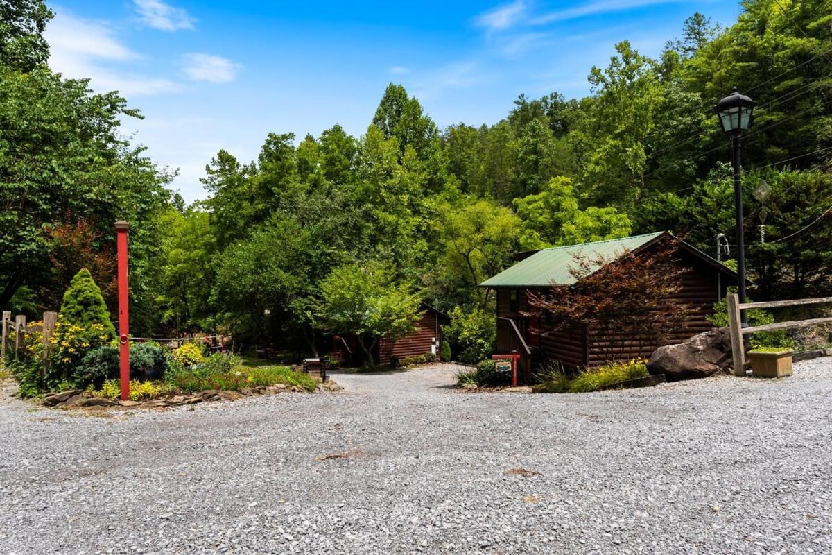 Cabin 5 Studio Cabin With Hot Tub, Water View And Fire Pit Villa Sevierville Eksteriør billede